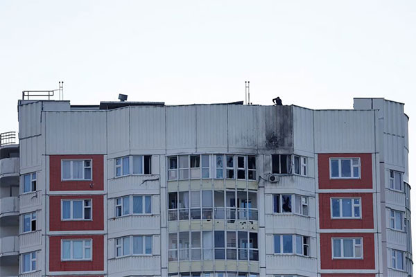 Cận cảnh tòa nhà bị hư hại khi máy bay không người lái tấn công Moscow
