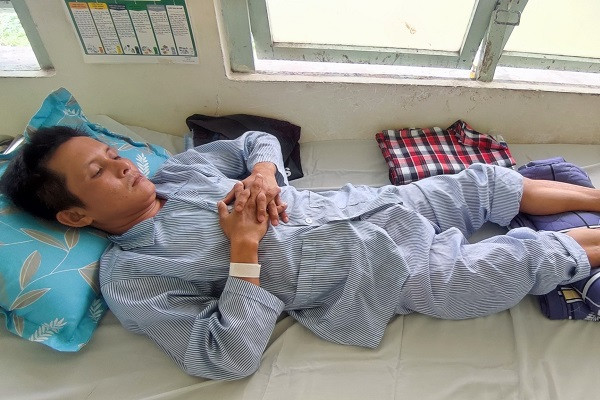 Mẹ già đơn độc bật khóc vì không có tiền đóng viện phí cho con