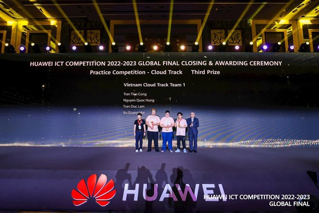 Vietnamese students win prize at Huawei ICT Competition 2022-2023 hinh anh 1