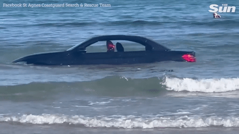 Tiếc tiền gửi xe, chủ chiếc BMW ngậm ngùi nhìn 'xế cưng' bị sóng cuốn ra biển