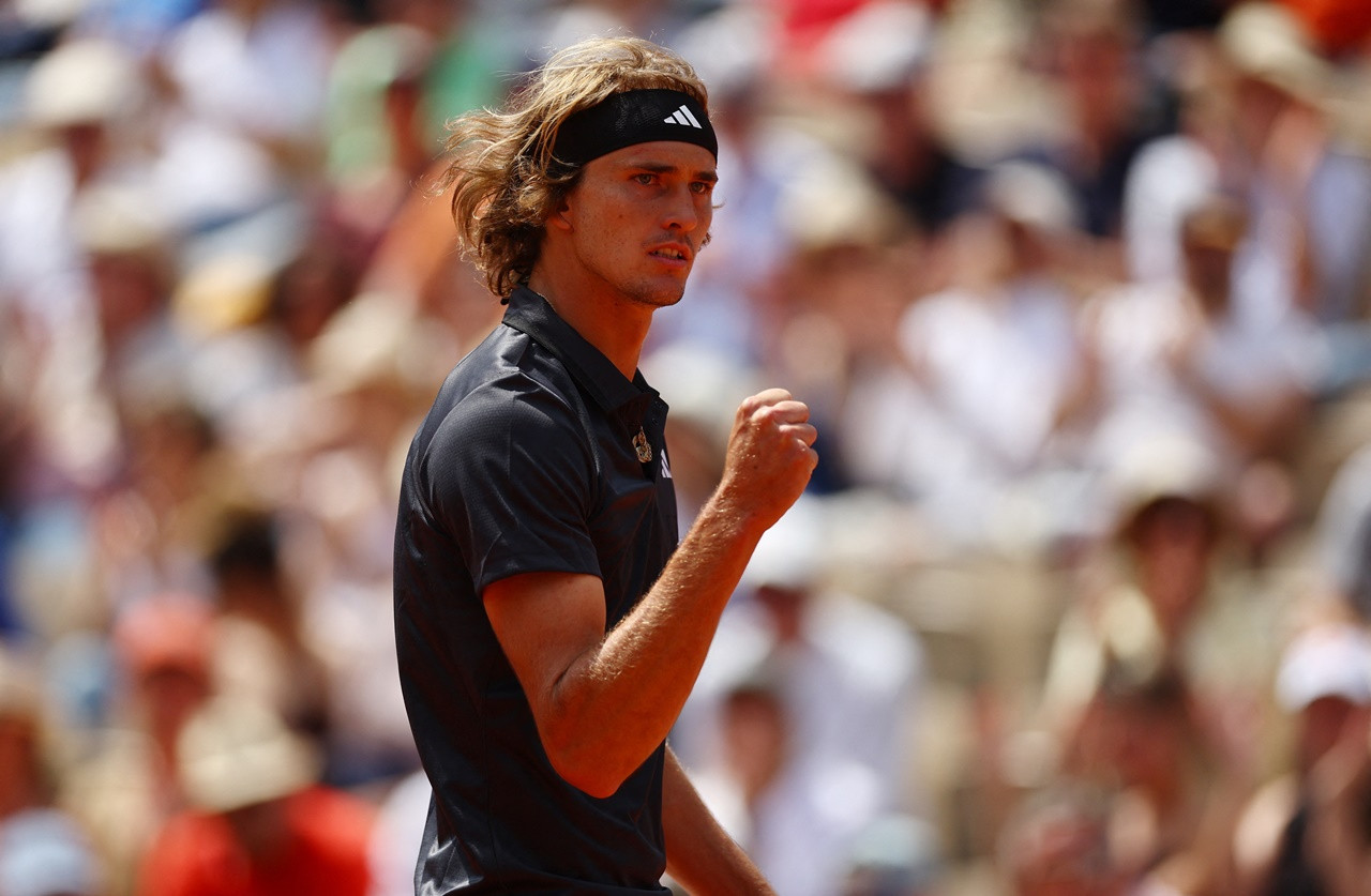 Zverev thắng nhọc nhằn trận ra quân Roland Garros 2023