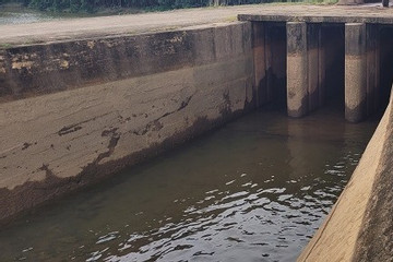Bé trai 2 tuổi tử vong do ngã xuống kênh chính hồ Kẻ Gỗ