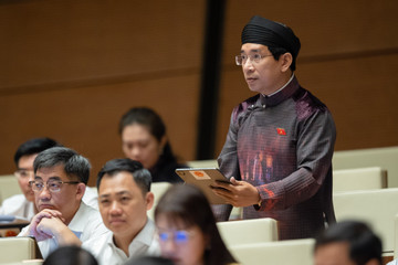 Đại biểu Nguyễn Văn Cảnh đề xuất nam giới được mặc áo dài ngũ thân họp Quốc hội