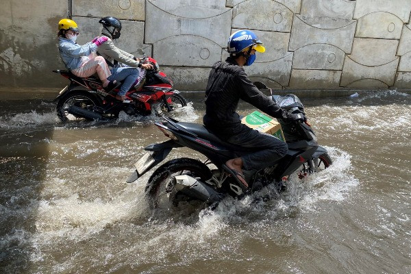 Lý do hầm chui cửa ngõ TP.HCM ngập nặng, người dân chật vật di chuyển