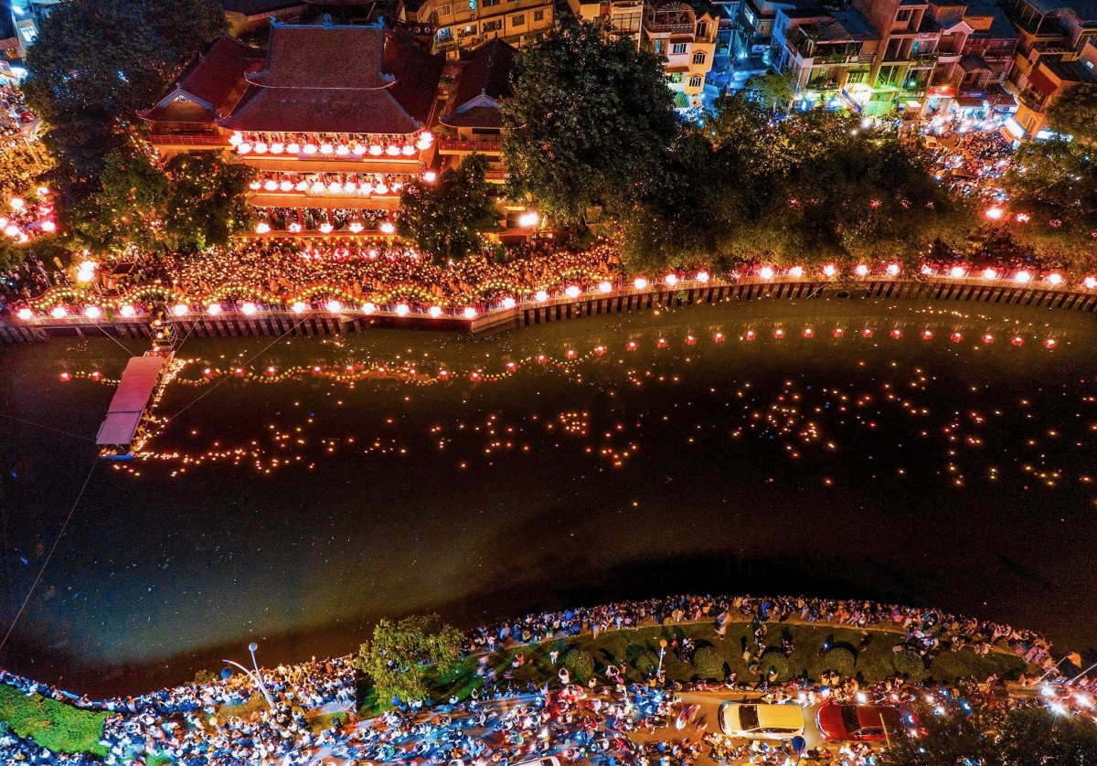 Saigonese release lanterns to celebrate Buddha's birthday