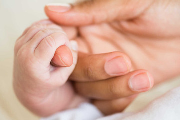 Thụ tinh ống nghiệm tạo em bé có DNA của 3 người : Ưu điểm và rủi ro tiềm tàng