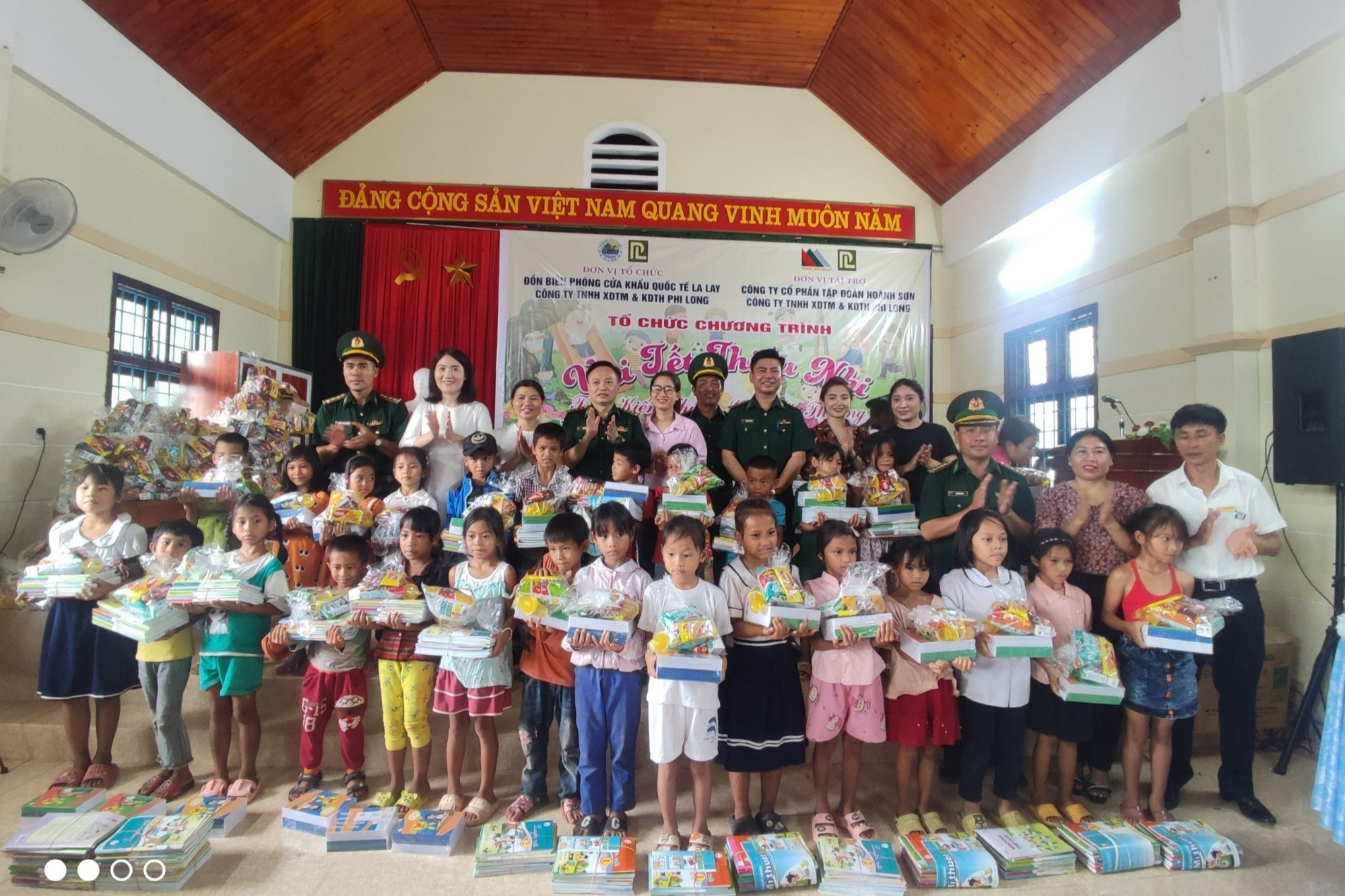 Tết thiếu nhi của trẻ em vùng biên Việt-Lào