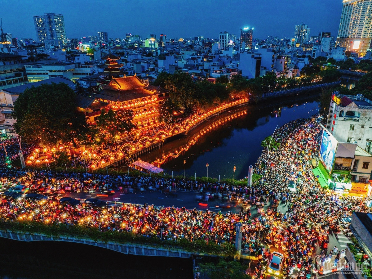 largest lantern releasing ceremony celebrates lord buddha s birthday picture 1