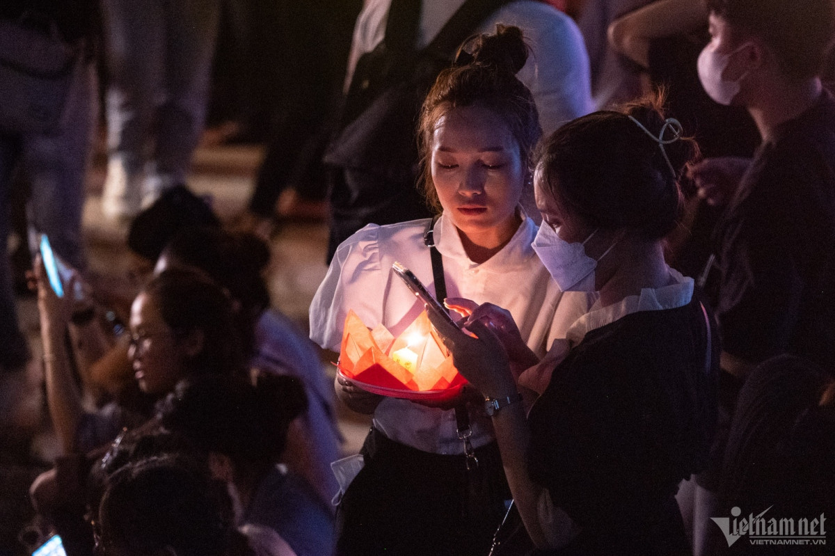 largest lantern releasing ceremony celebrates lord buddha s birthday picture 4