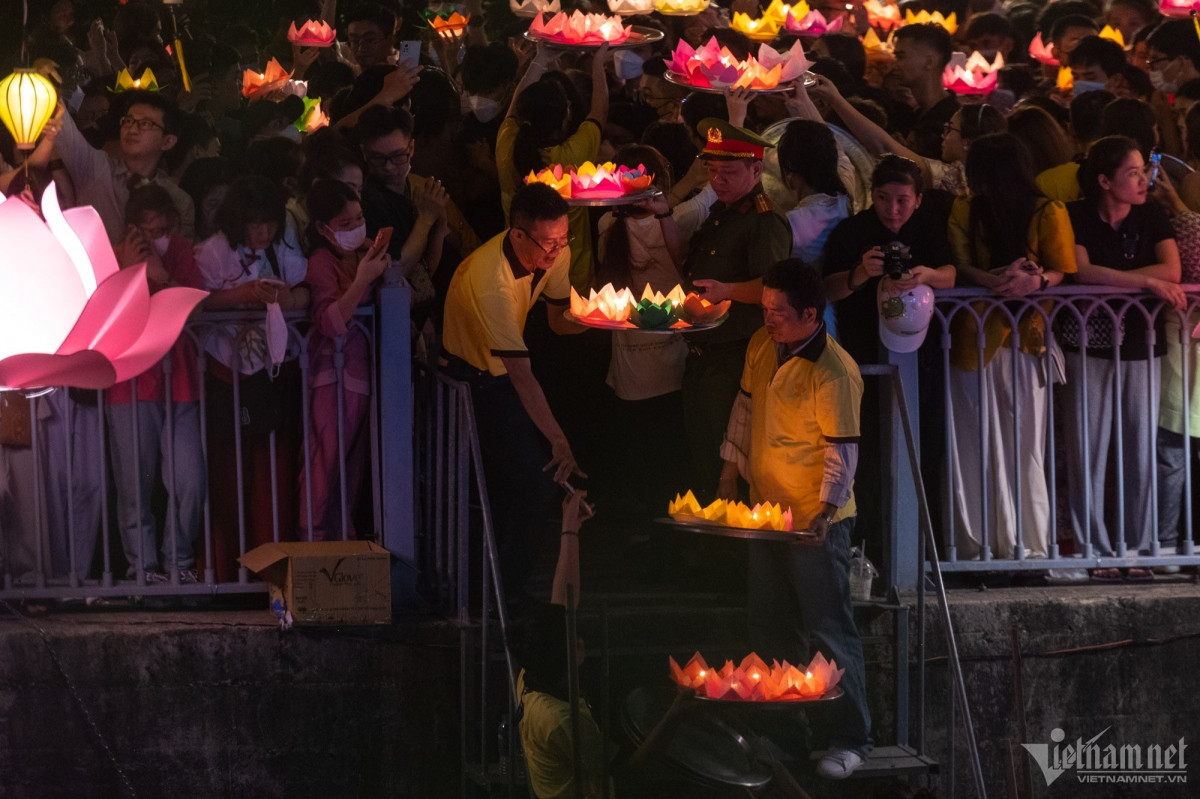 largest lantern releasing ceremony celebrates lord buddha s birthday picture 5