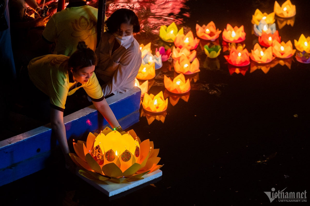largest lantern releasing ceremony celebrates lord buddha s birthday picture 7