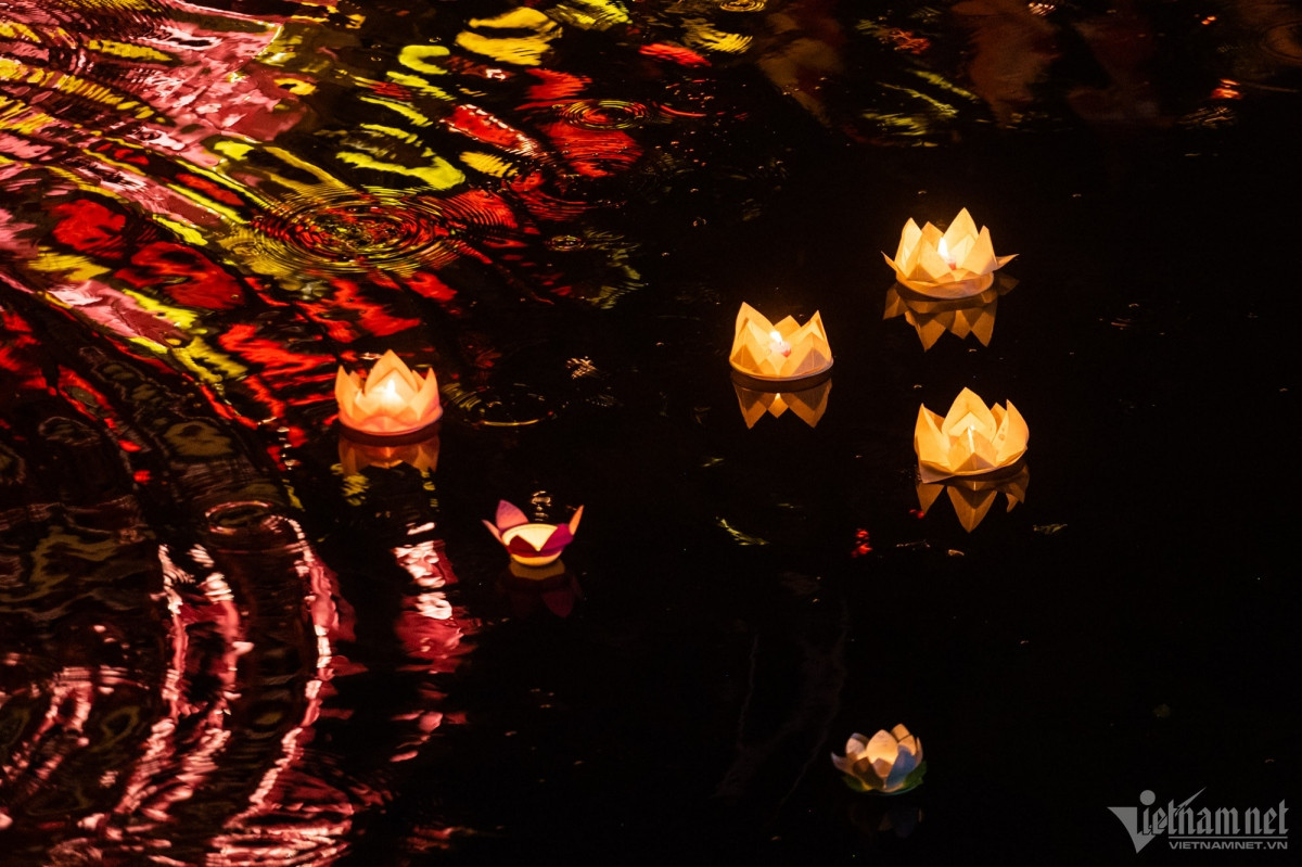 largest lantern releasing ceremony celebrates lord buddha s birthday picture 8