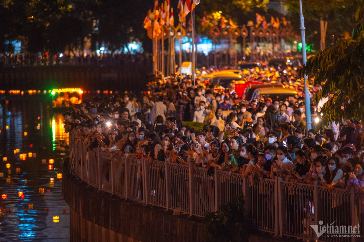 largest lantern releasing ceremony celebrates lord buddha s birthday picture 9