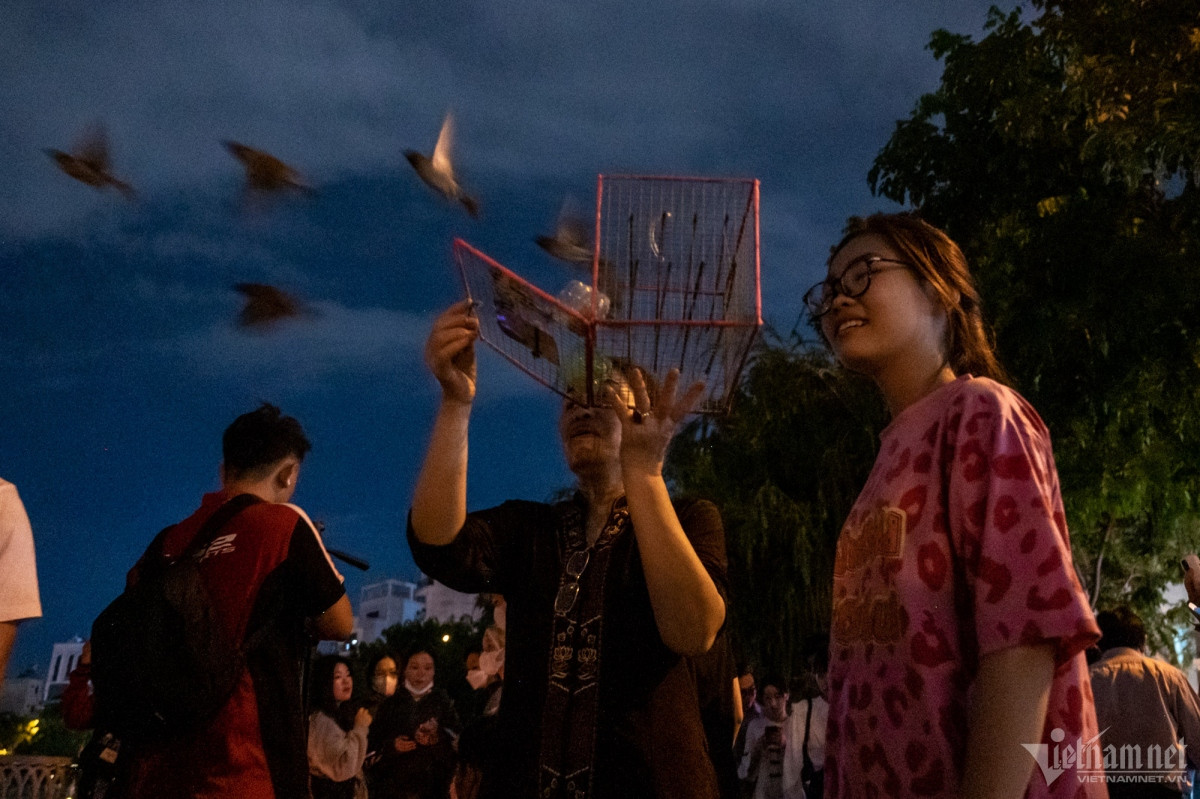 largest lantern releasing ceremony celebrates lord buddha s birthday picture 10