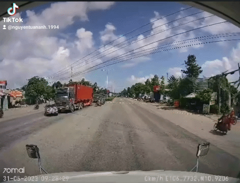 Ô tô con thản nhiên rẽ vào đường ngược chiều 'đối đầu' với container, xe bồn