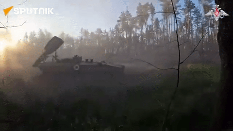 Video xe rà phá bom mìn của Nga tấn công mục tiêu ở Ukraine