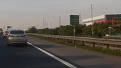 Xe Toyota Vios vô tư quăng rác xuống cao tốc Hà Nội - Ninh Bình