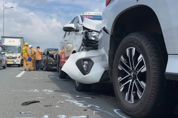 Tai nạn liên hoàn trên cao tốc TP.HCM - Long Thành gây ùn tắc 5 km