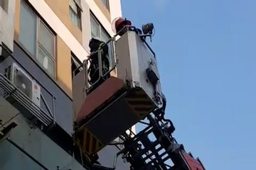 Giải cứu nam sinh định nhảy từ tầng cao chung cư ở Hà Nội