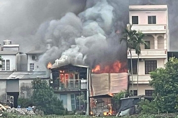 Xưởng gỗ trong khu dân cư ở Hà Nội bốc cháy dữ dội