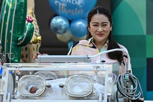 Mới sinh con vài ngày, ái nữ nhà Thaksin đã muốn tiếp tục vận động bầu cử