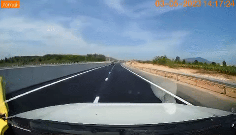 “Rùng mình” xe bán tải chạy ngược chiều trên cao tốc mới Phan Thiết-Dầu Giây