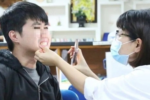Đi nhổ răng khôn, nam sinh viên phát hiện bệnh nguy hiểm