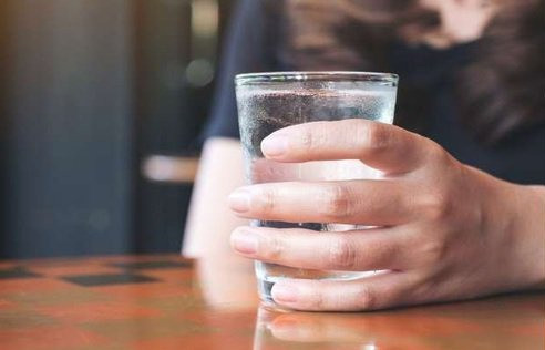 Thói quen khi uống nước gây hại cho cơ thể