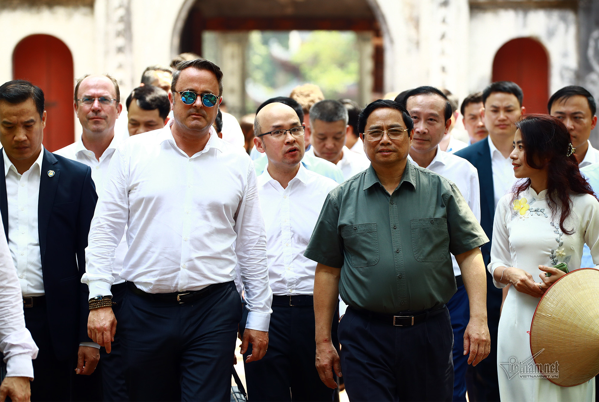 Thủ tướng Phạm Minh Chính cùng Thủ tướng Luxembourg đánh trống Sấm tại Văn Miếu