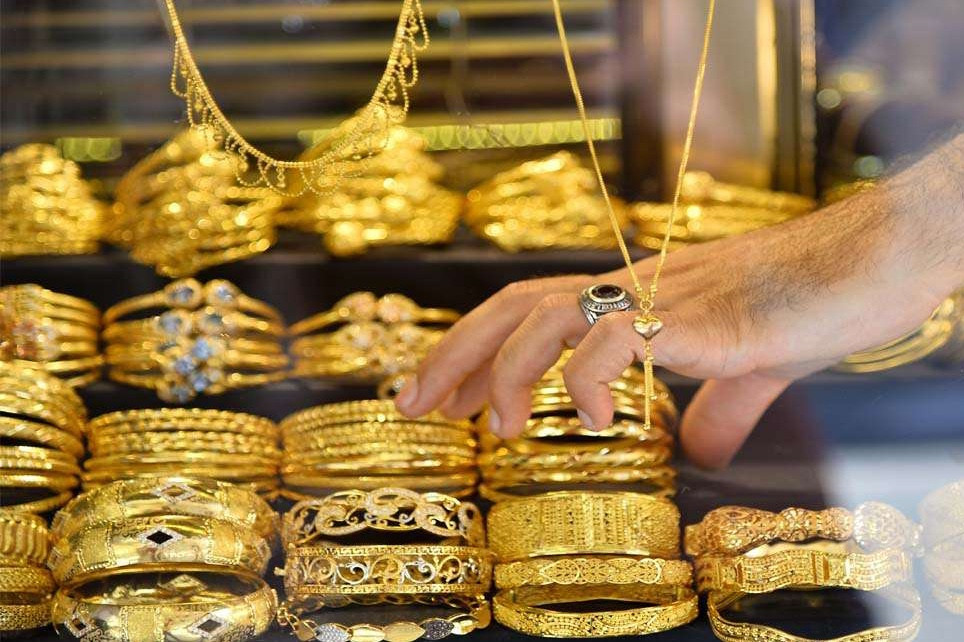 Tiền ồ ạt bị rút khỏi ngân hàng Mỹ, giá vàng vọt lên sát đỉnh lịch sử