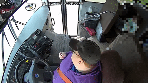 Khoảnh khắc cậu bé nhanh trí dừng xe buýt khi thấy tài xế ngất xỉu