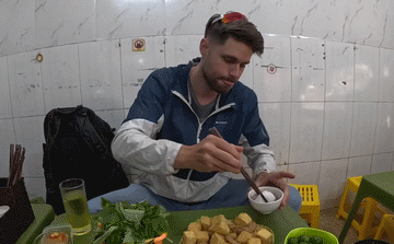 Khách Tây chi nửa triệu đồng thưởng thức bún đậu mắm tôm ở Hà Nội