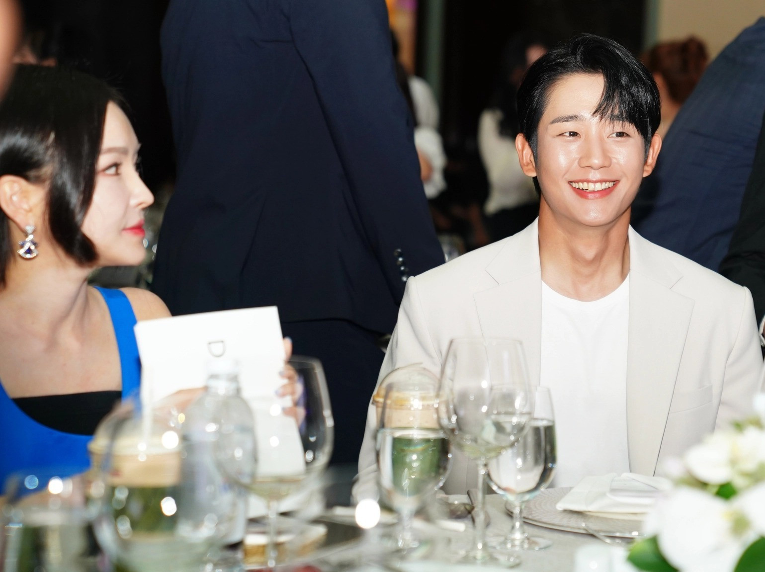 Jung Hae In 'Chị đẹp mua cơm ngon cho tôi' bất ngờ đến Việt Nam