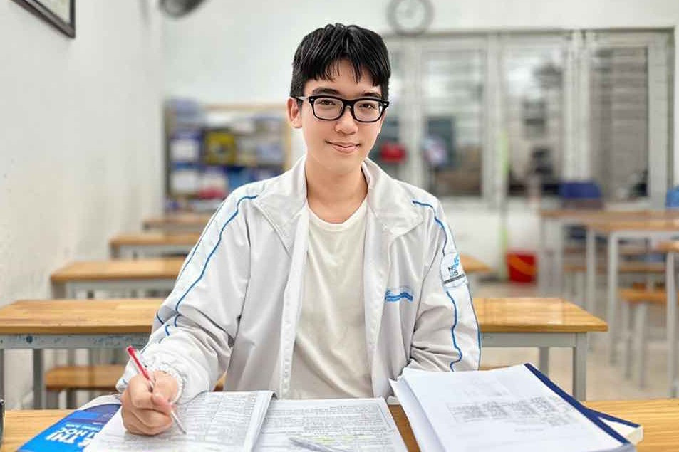 Nam sinh trường chuyên Hà Nội chia sẻ kinh nghiệm tự học tại nhà đạt IELTS 7.5
