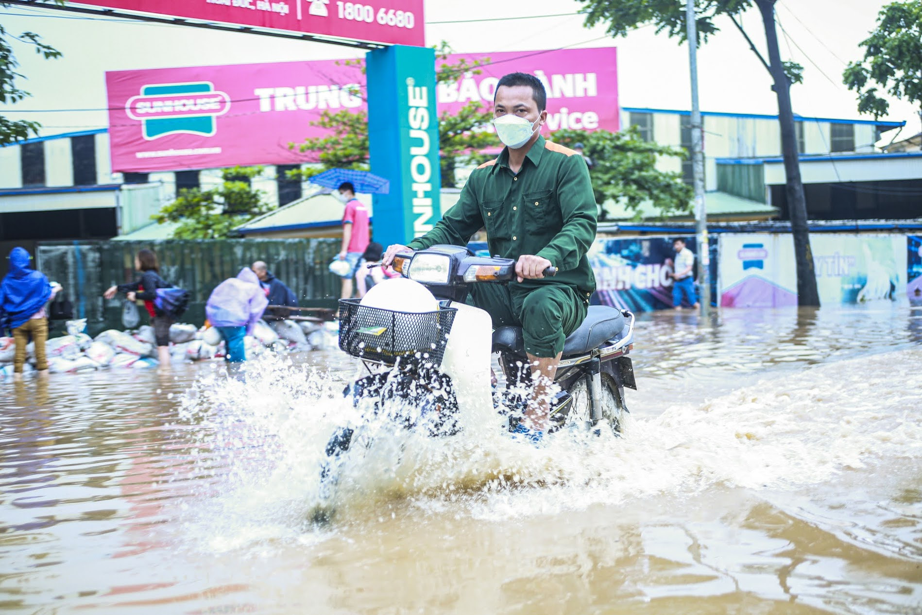 Công điện khẩn ứng phó với áp thấp nhiệt đới mạnh cấp 6 gần Biển Đông
