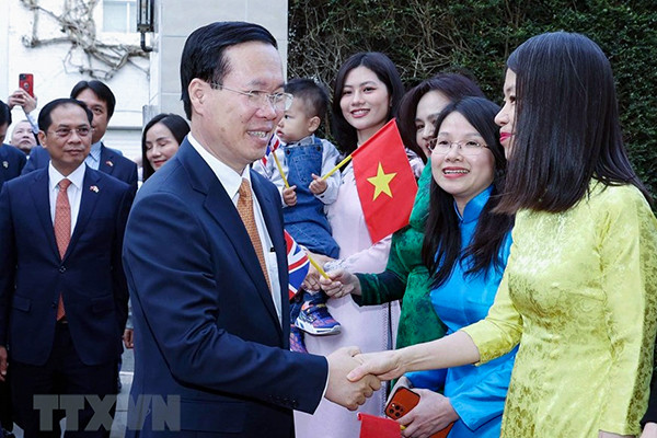 Chủ tịch nước đến London, bắt đầu tham dự Lễ đăng quang của Vua Charles III