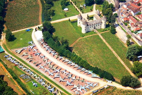 Khám phá lâu đài cổ chứa bộ sưu tập máy bay chiến đấu 'khủng' nhất thế giới