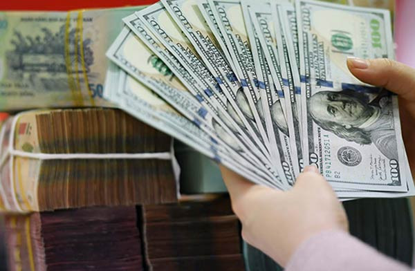 Bản tin tài chính sáng 6/5: Giá vàng giảm mạnh, dầu và USD cùng đi lên