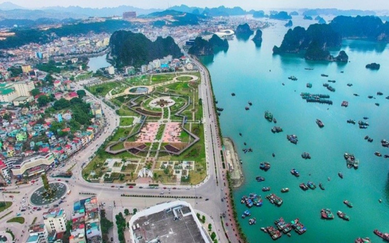 Huyện đảo duy nhất nào của Việt Nam có cả sân bay, cảng biển, đường cao tốc?