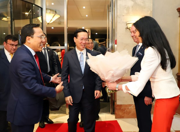 President arrives in London, beginning visit to attend coronation of King Charles III hinh anh 1