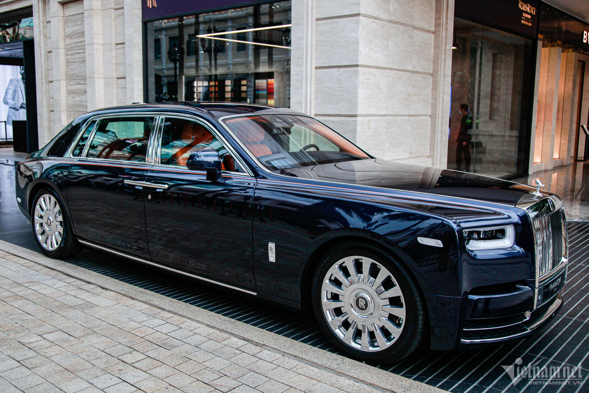 600k RollsRoyce Phantom VIII Rides All BlackedOut and Lowered on Brushed  26s  autoevolution