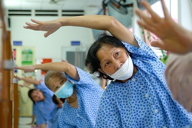 Ấm lòng lớp yoga 0 đồng cho bệnh nhân ung thư