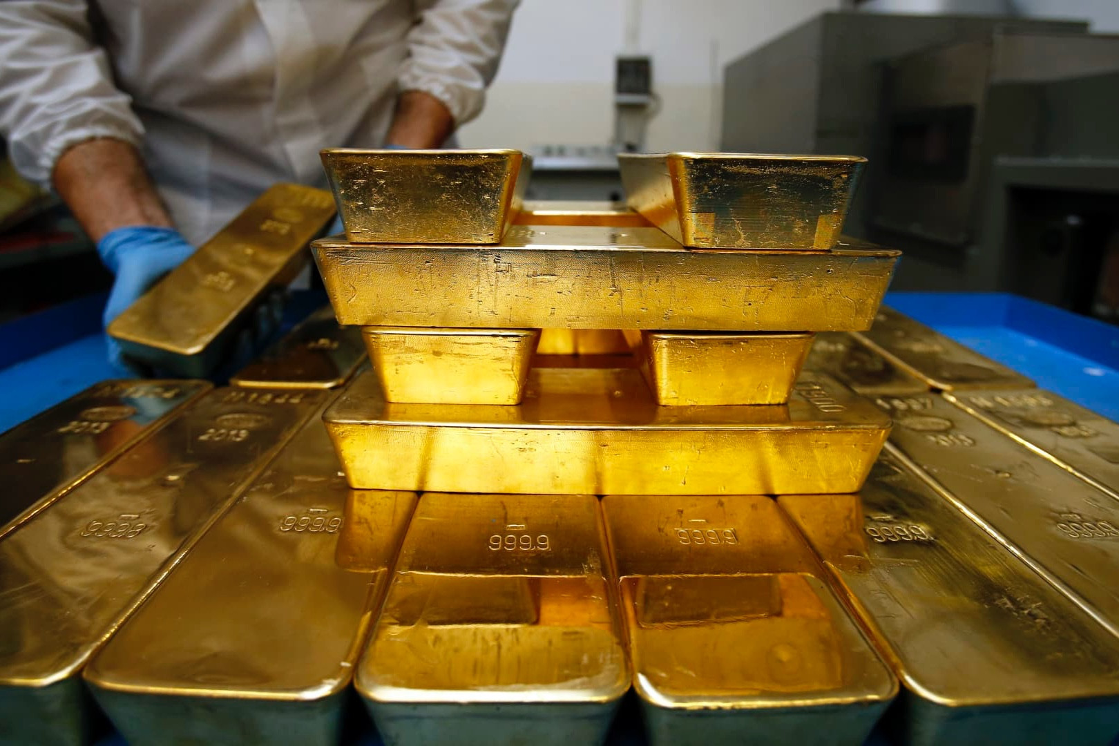 Giá vàng tăng, ‘cá mập’ gom 2 phiên 5,5 tấn