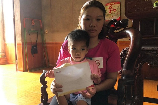 Trao hơn 33 triệu đồng đến bé Trịnh Hồng Gia Linh bị u nguyên bào võng mạc