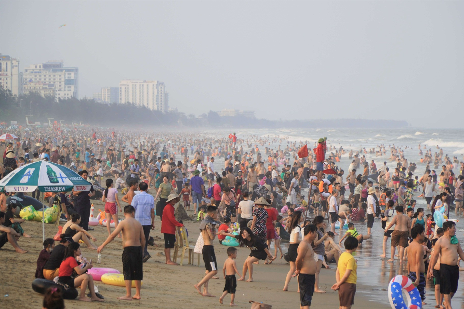 Nắng nóng gay gắt, người dân đổ xô xuống biển Sầm Sơn giải nhiệt