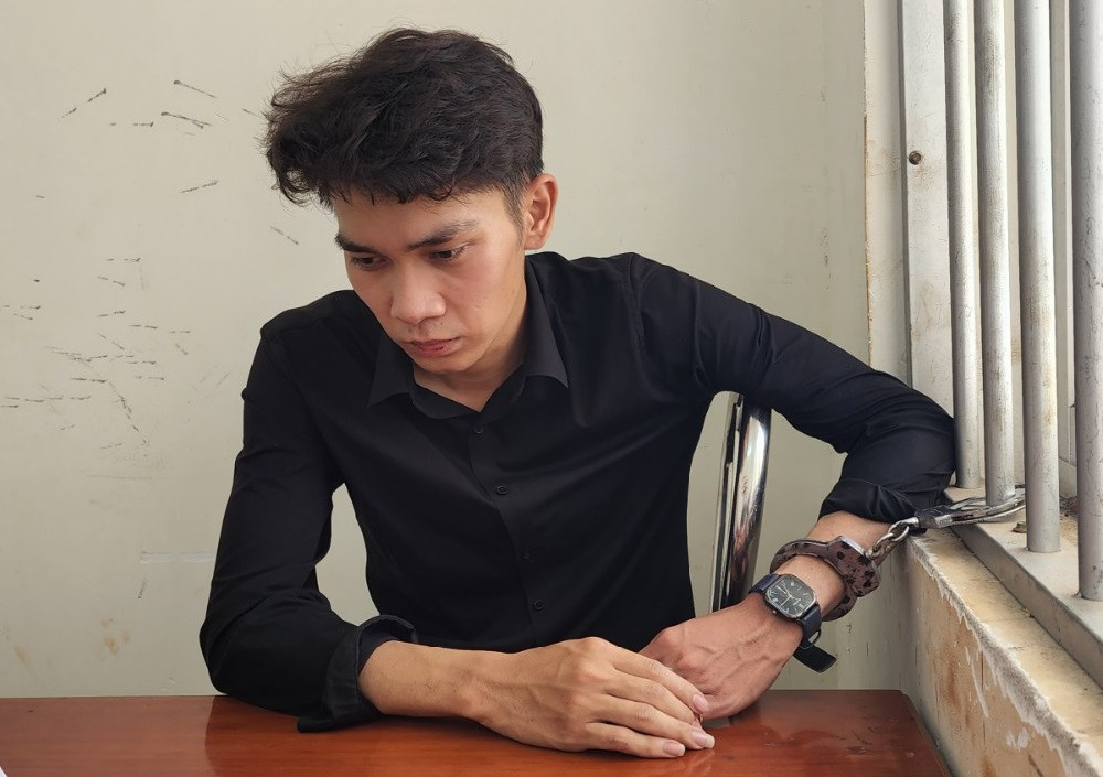 Tiệm vàng vắng người, thanh niên vờ hỏi mua lắc tay rồi cầm bỏ chạy