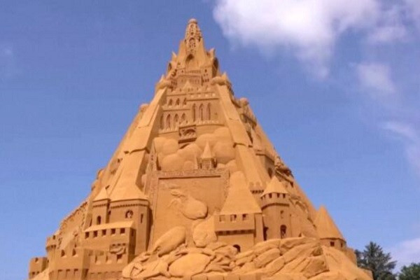 Xem quá trình xây dựng lâu đài cát cao nhất thế giới