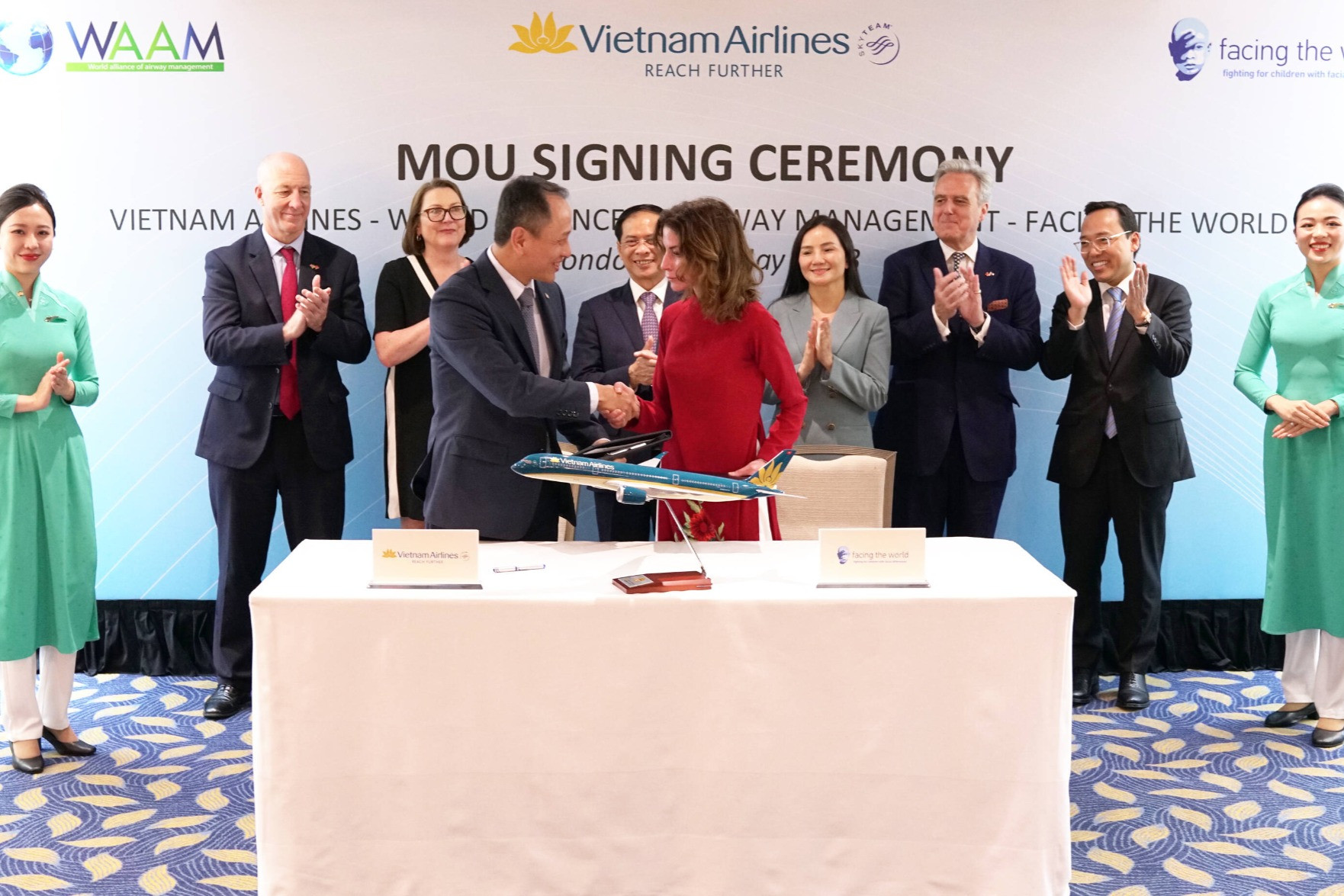 Vietnam Airlines đồng hành hỗ trợ trẻ em dị tật sọ mặt