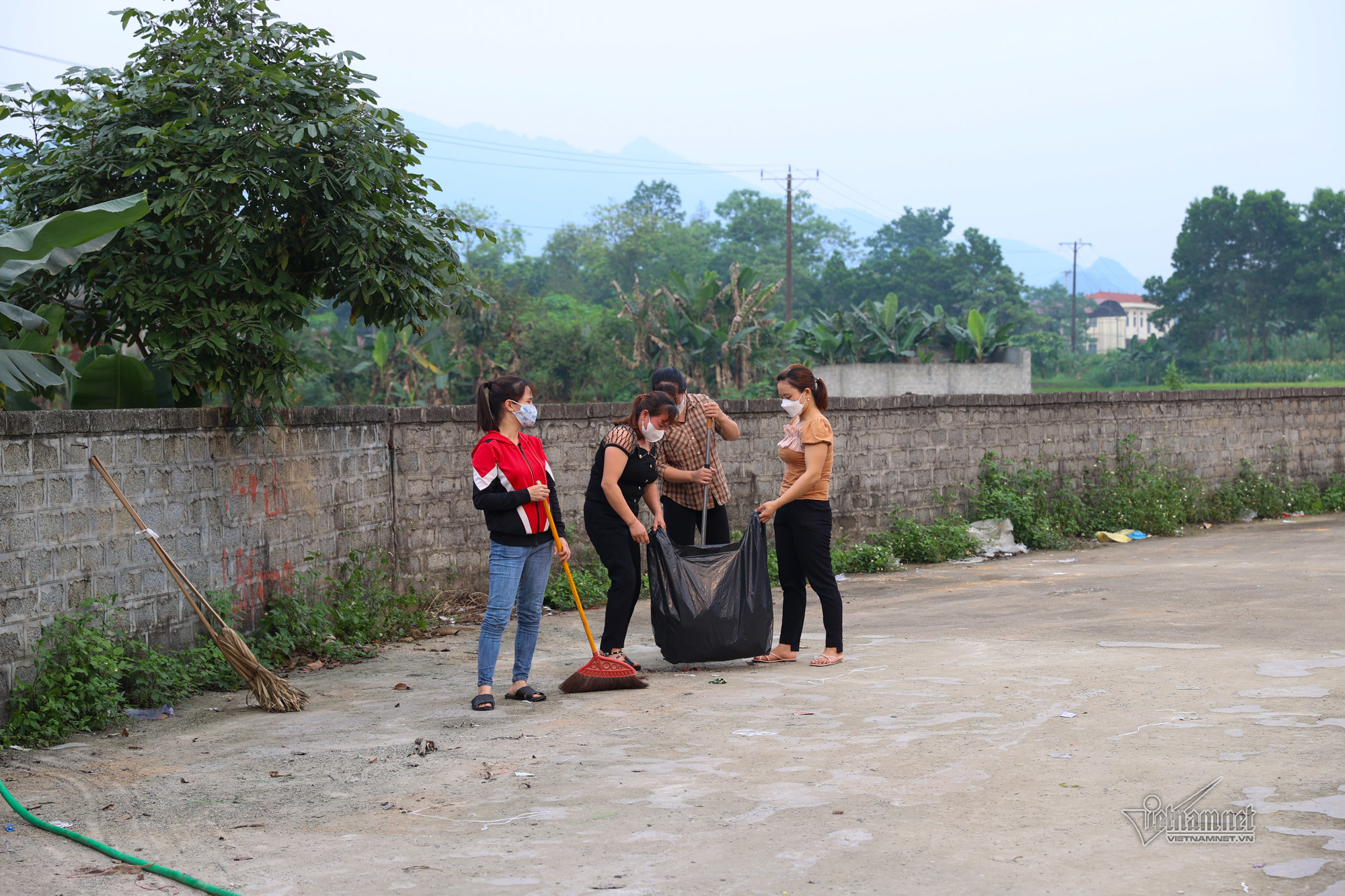 Hội viên Hội Phụ nữ xã Xuân Viên (Yên Lập) tham gia dọn rác, đẩy mạnh thực hiện tiêu chí môi trường trong xây dựng nông thôn mới.