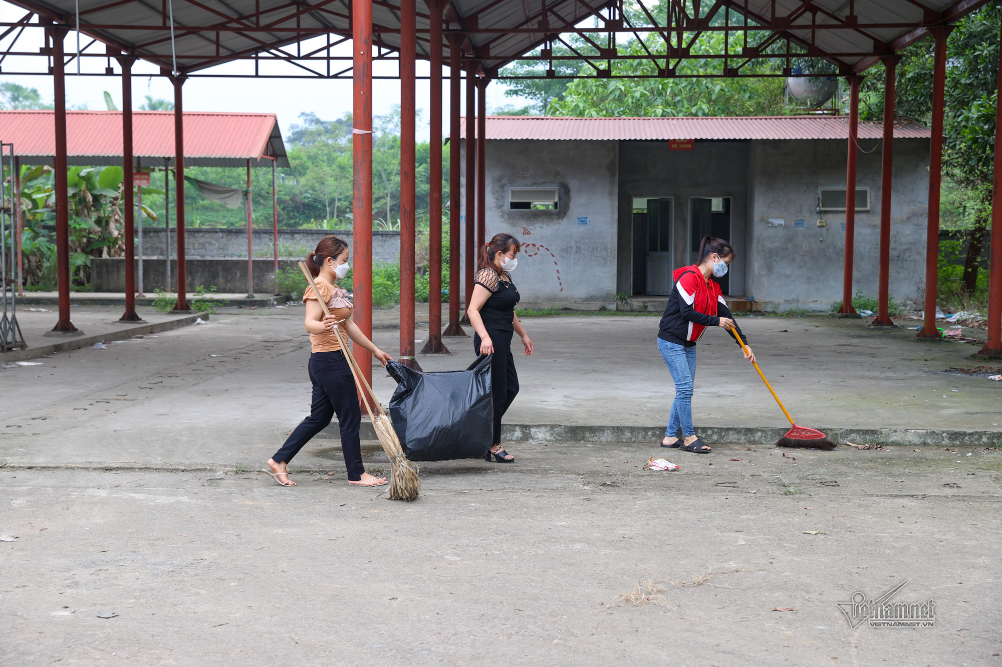 Công tác giữ gìn vệ sinh môi trường, thu gom và xử lý chất thải, nước thải ở các thôn, xóm đã có sự chuyển biến tích cực. Thứ 5 hằng tuần, địa bàn xã có xe chuyên dụng đi thu gom rác. 